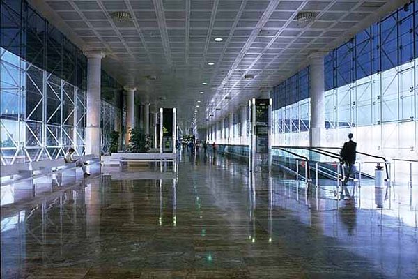 Imagen del interior de la terminal del aeropuerto del Prat construida para las Olímpiadas de 1992 y diseñada por Ricard Bofill